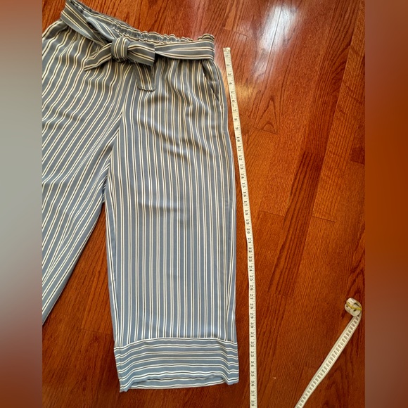 Loft, women’s dressy white with navy stripes Capri pants, size medium - Picture 4 of 6